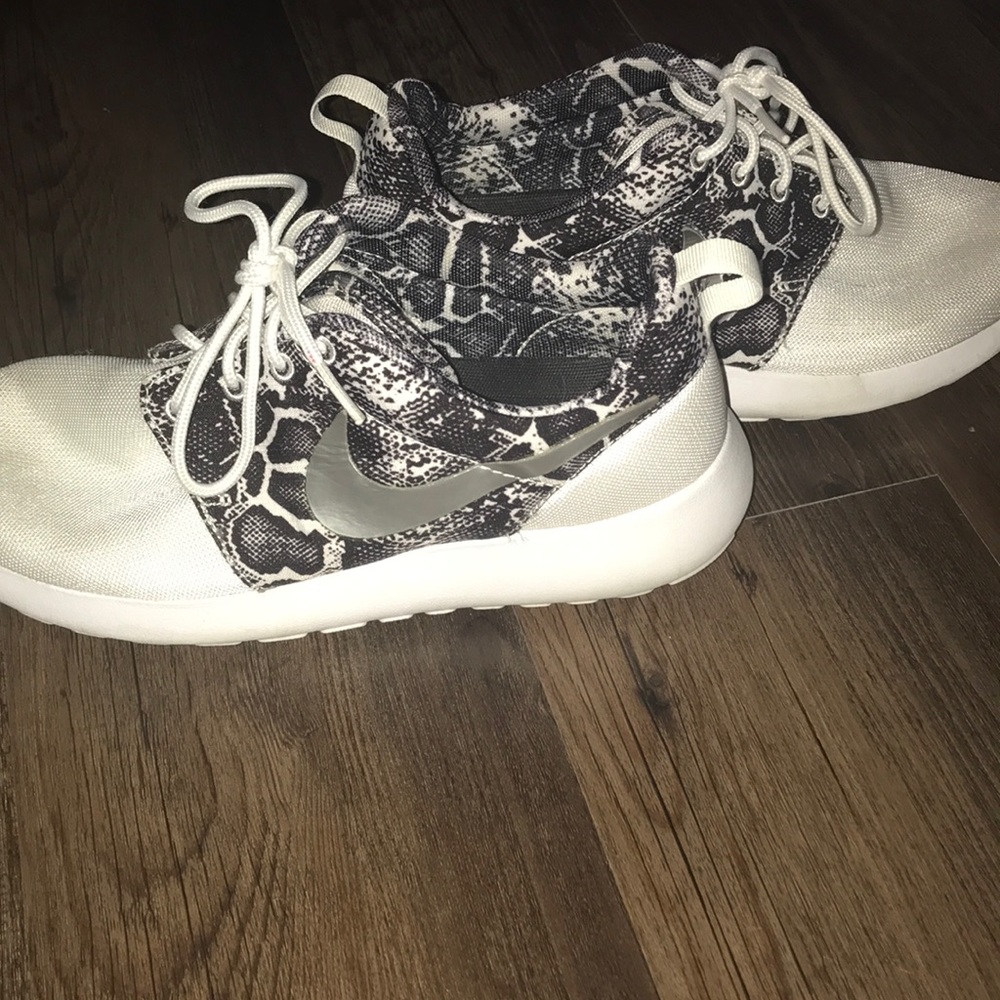 Women’s nike rouge sneakers